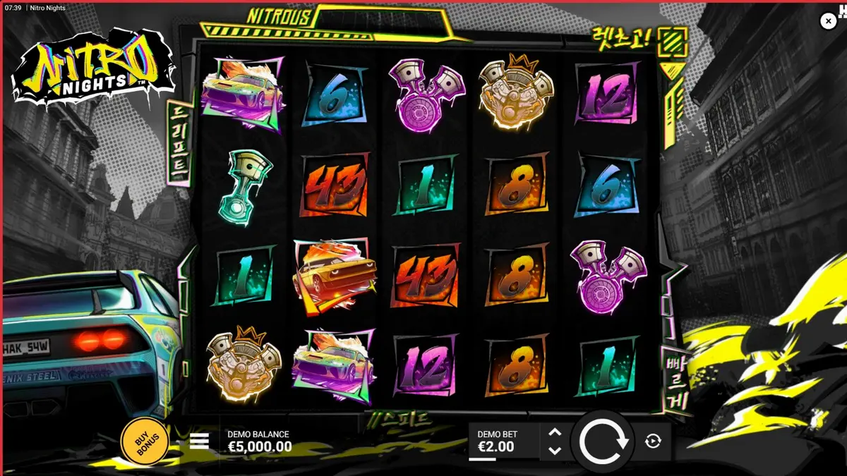 Tampilan visual neon dari slot Nitro Nights dengan latar belakang balap jalanan malam hari